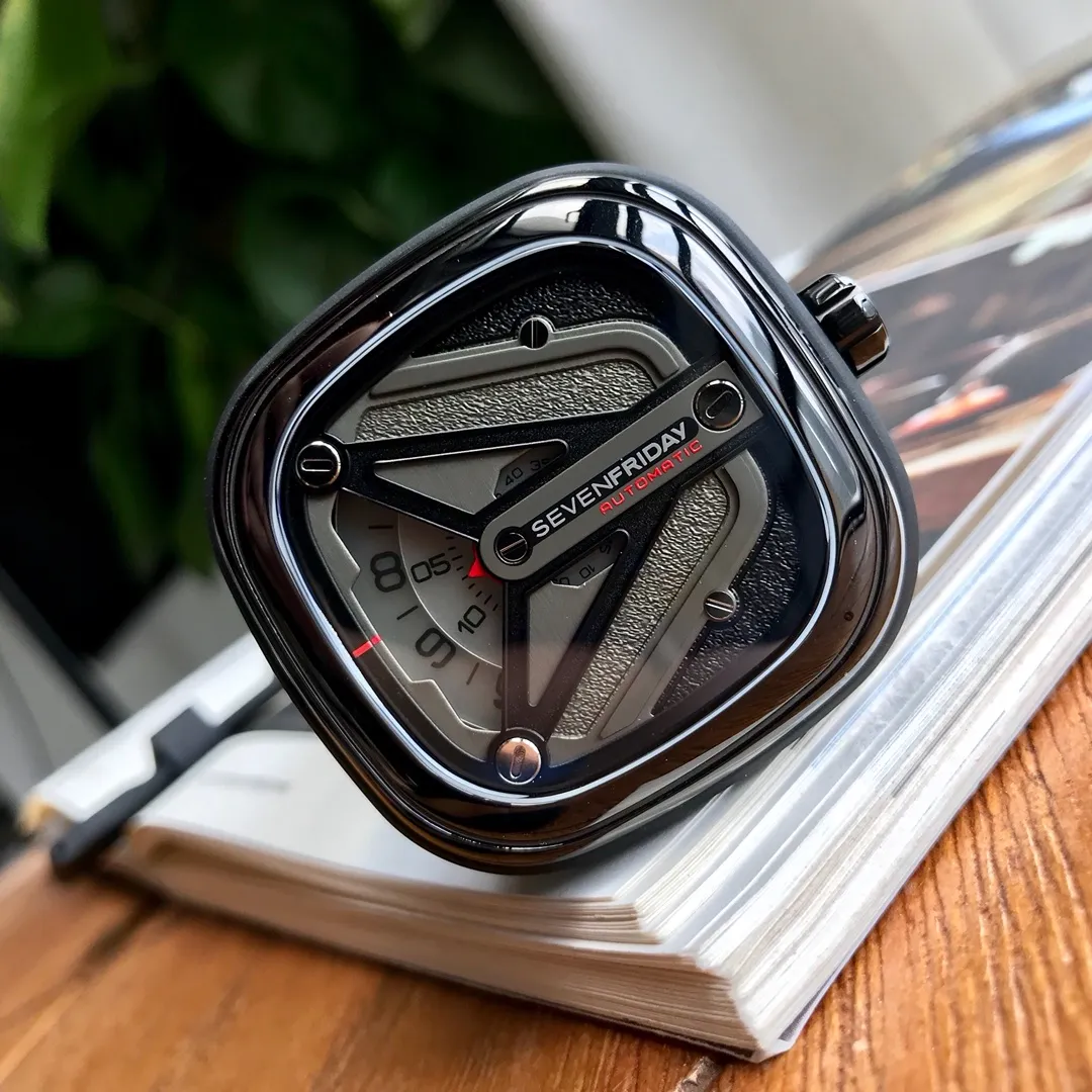 【Authentic Tmall】💰1640! Seven Fridays-Sevenfriday M3/01! Come on guys! Support nfc anti-counterfeiting! The talented designers at Seven Fridays have used spaceships as inspiration to create an all-new launcher piece, with a sandblasted and polished black and gun metal disc forming an aerodynamic Y-wing marking the seven-star logo at the seven hour mark. The Y-wing shape leaves room to display three overlapping white discs indicating the time, minutes and seconds read from left to right. A forward red highlight displays the time on the left at the 9H mark, and a forward red arrow indicates the minutes on the right. The seconds are in increments of 5 on the identification plate. The asymmetrical placement of decorative screws on the upper disc enhances the industrial spirit of this edition! Paired with leather and rubber straps, the all-black concept is coming.